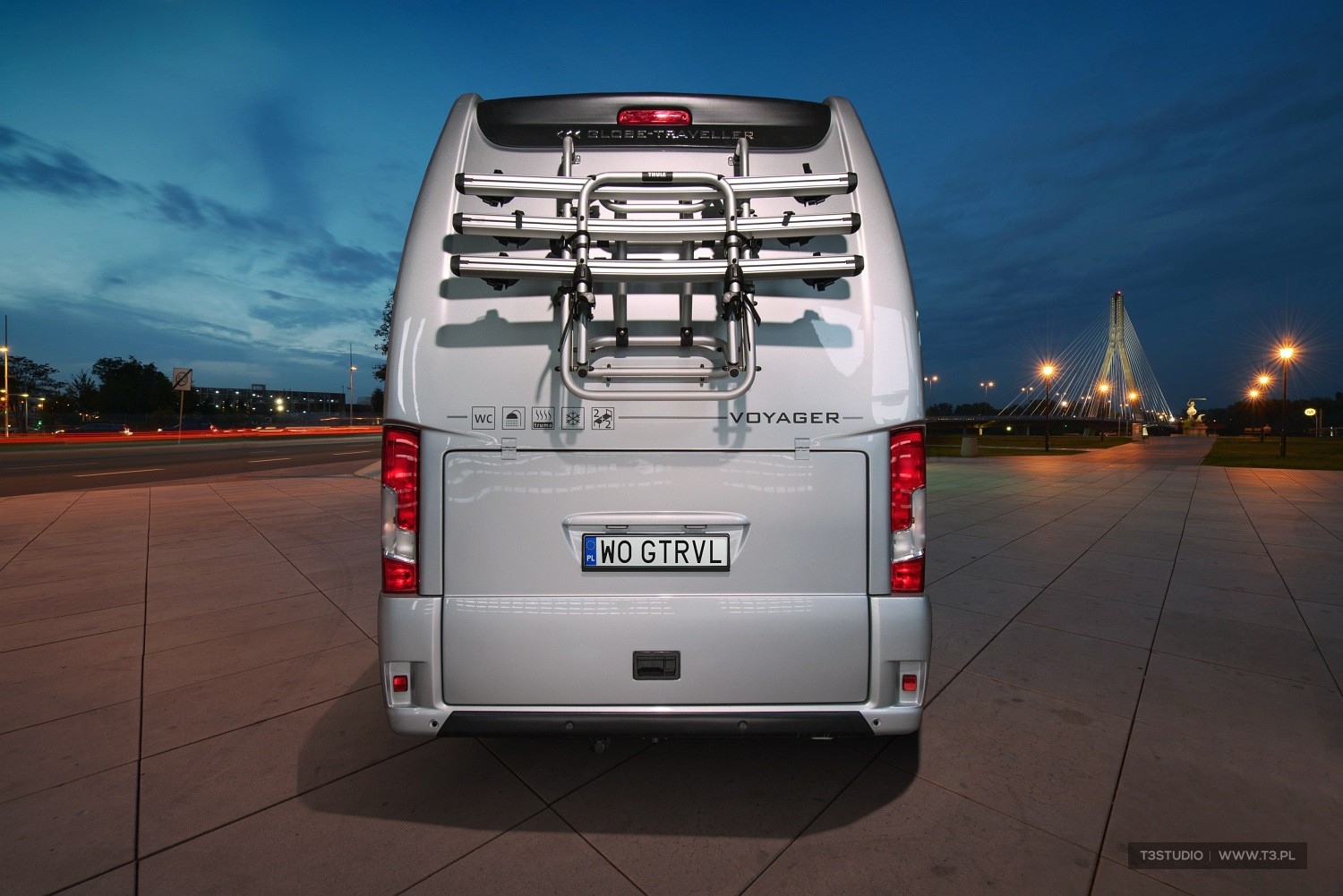 Zdjęcie z sesji zdjęciowej samochodów kempingowych Globe Traveller - auto na tle nocnej panoramy Warszawy.